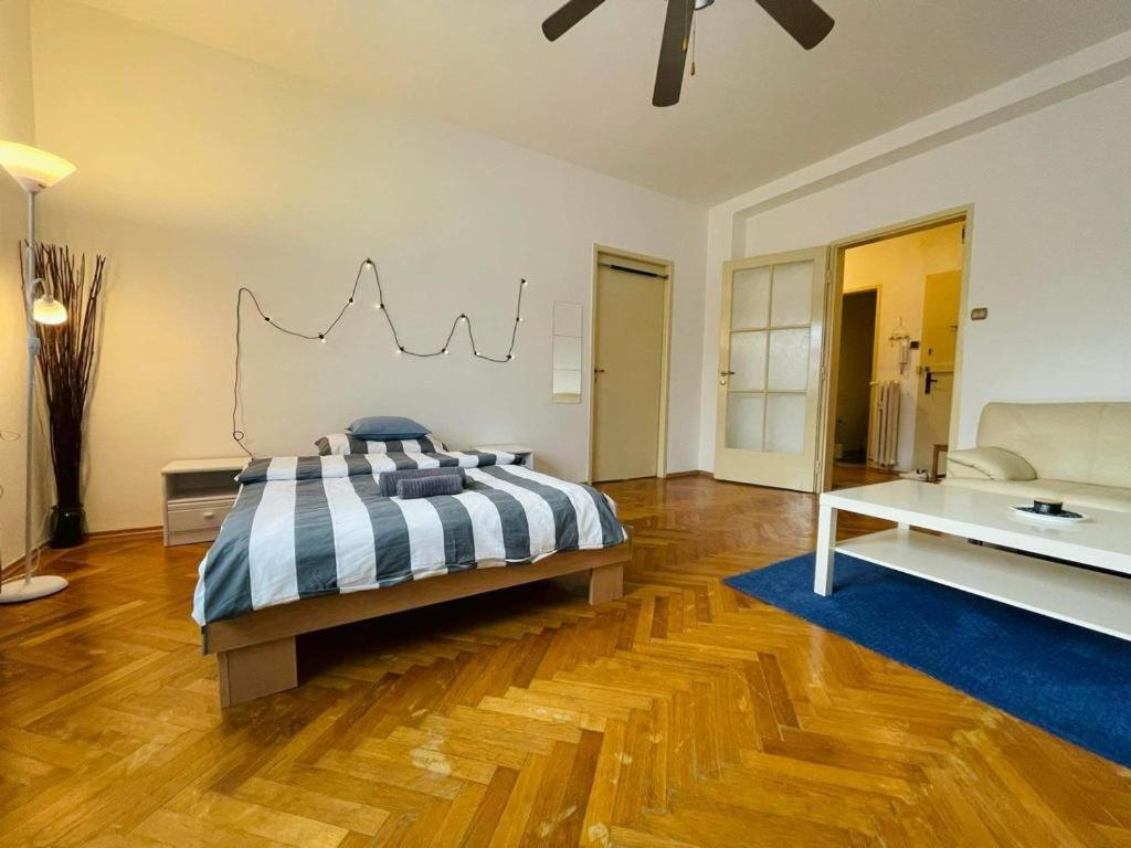 Lovely 2Bdr In Center, Wifi & Self-Check In Братислава Экстерьер фото